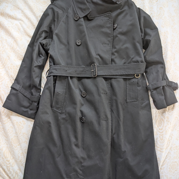 Burberrys Black Coat with Classic Plaid Lining - Picture 7 of 9